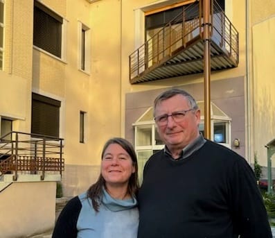 Sophie et Paul devant leur immeuble au Havre
