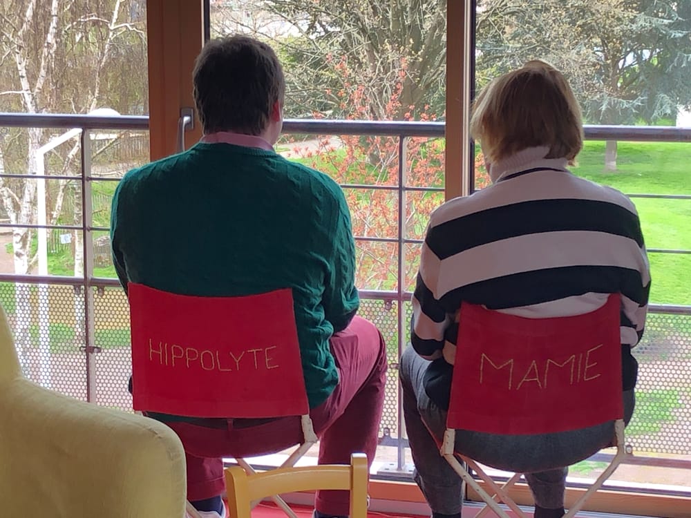 Un petit fils et sa grand-mère regardant par la fenêtre